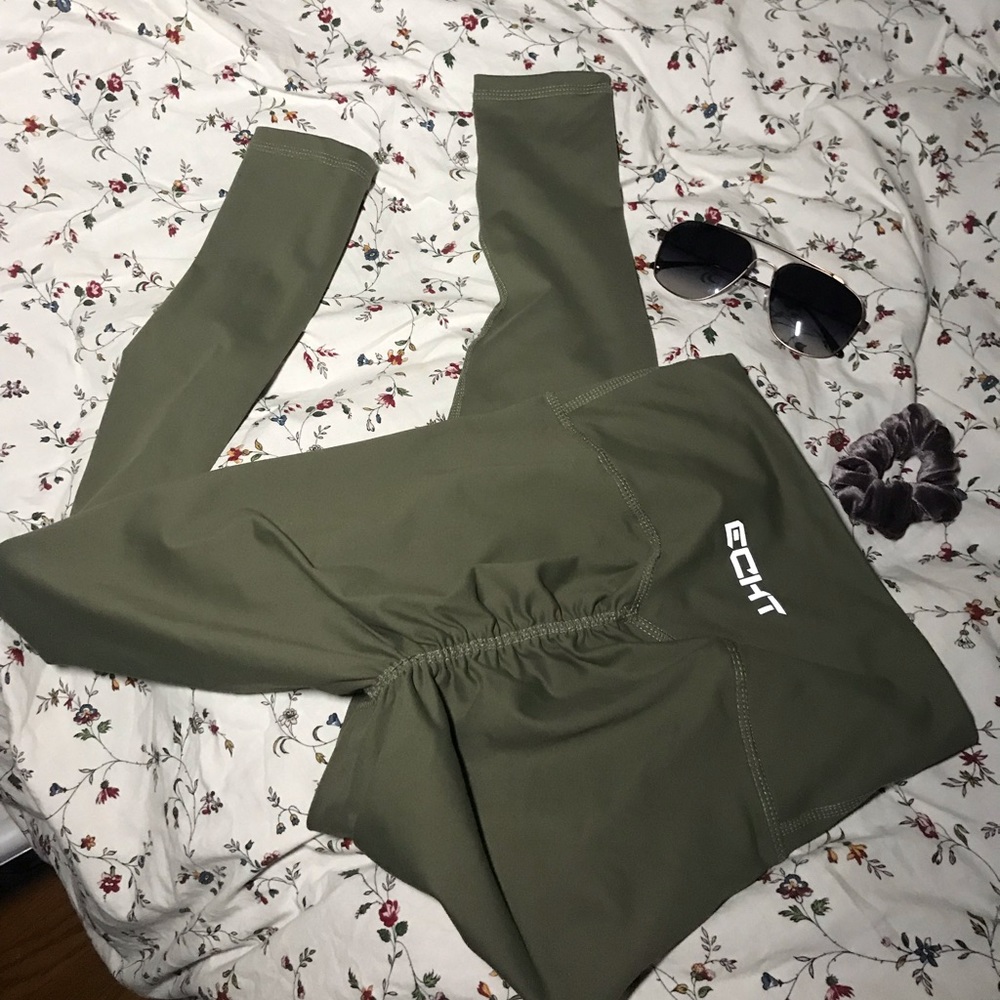 ECHT OLIVE GREEN LEGGINGS CAPRI